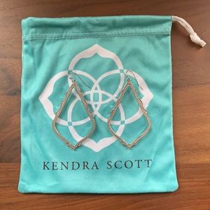 EUC Kendra Scott Sophee Drop Earrings in Silver